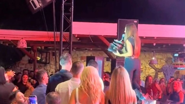 Η Καλλιμάνη θύμωσε με θεατή που της πέταξε λουλούδια: Του τα επέστρεψε στο κεφάλι [vid]
