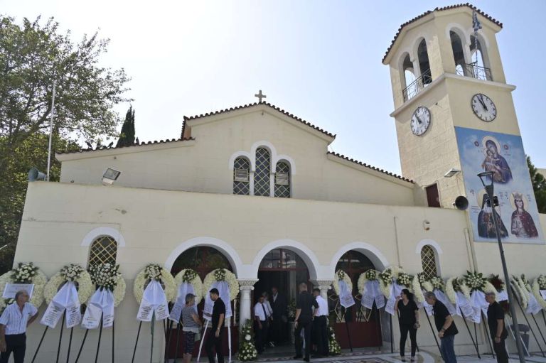 Δημήτρης Κόκοτας: Θλίψη στην κηδεία του αγαπημένου τραγουδιστή-Το αντίο στην Αγία Βαρβάρα [pics,vid]