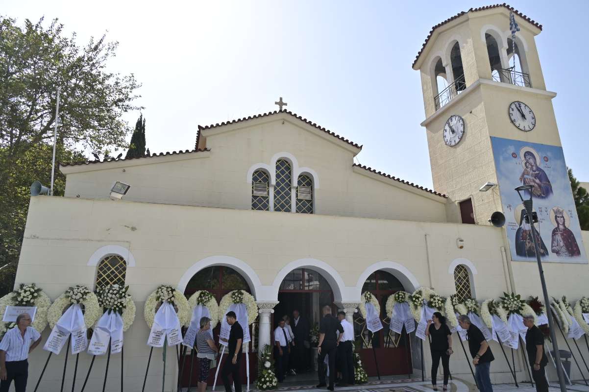 Δημήτρης Κόκοτας: Θλίψη στην κηδεία του αγαπημένου τραγουδιστή-Το αντίο στην Αγία Βαρβάρα [pics,vid]