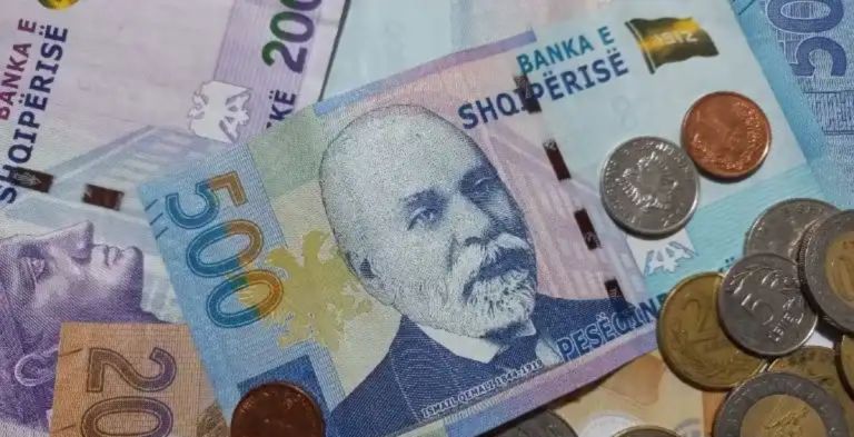 Αλβανία: Το ευρώ σε ιστορικά χαμηλά – Ο τουρισμός «απογειώνει» το λεκ, αλλά πιέζει τις εξαγωγές