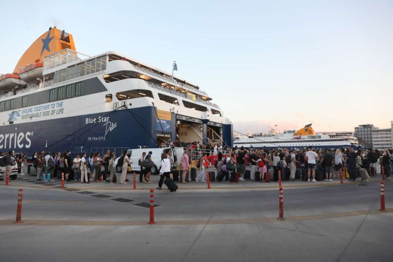Επιστροφή αδειούχων: Πάνω από 90.000 επιβάτες στα λιμάνια της Αττικής – Σε πλήρη εξέλιξη η επιστροφή