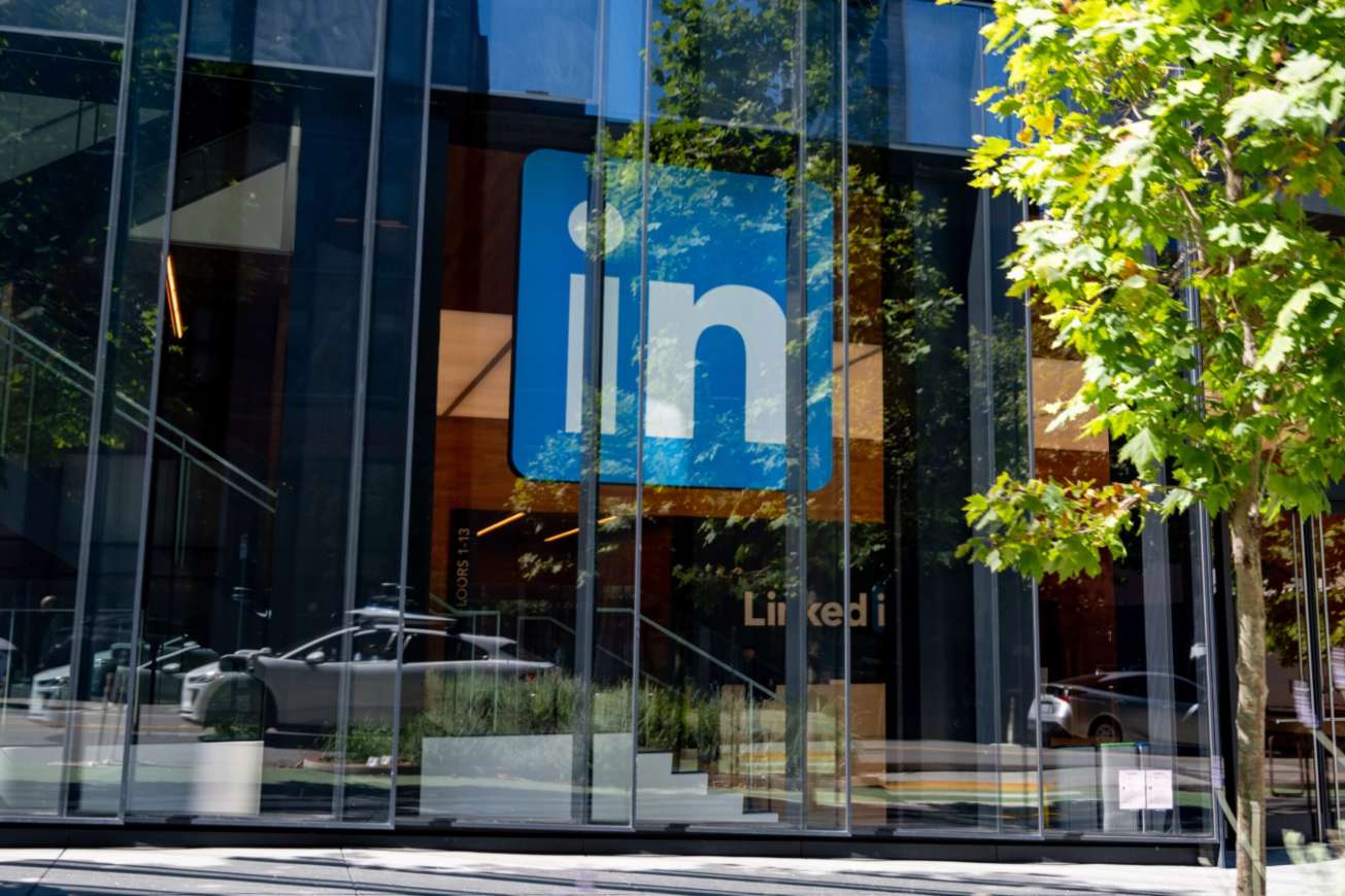 LinkedIn κατά του «AI slop»: Φρένο στις αναρτήσεις που μυρίζουν… chatbot