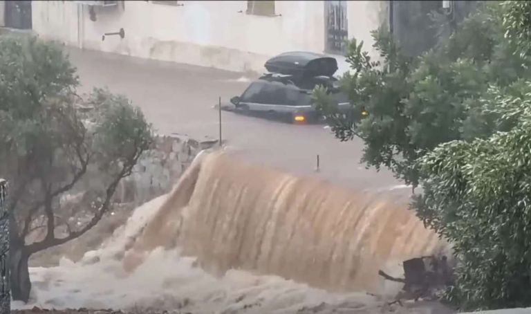 “Άνοιξαν οι ουρανοί” στη Μάνη: Πλημμύρισαν χωριά από ισχυρό μπουρίνι – Γυναίκα χτυπήθηκε από κεραυνό