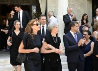 Συγκίνηση στην κηδεία του Στέφανου Μάνου στην Κηφισιά – Το “αντίο” του πολιτικού κόσμου [pics]