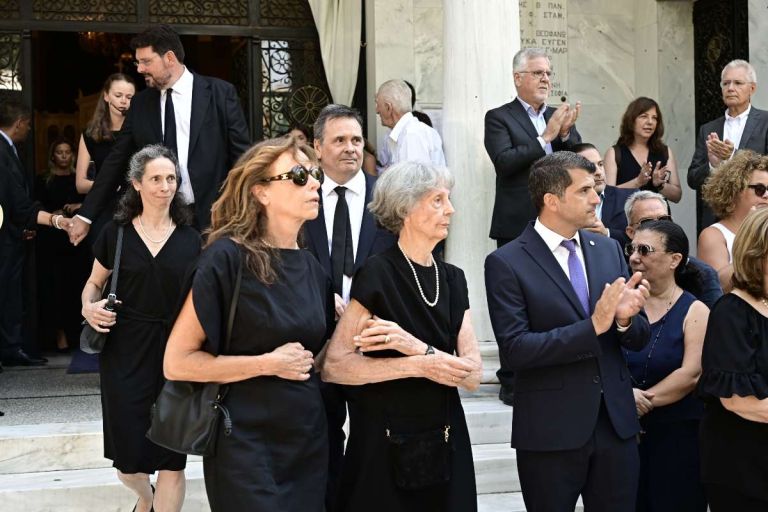 Συγκίνηση στην κηδεία του Στέφανου Μάνου στην Κηφισιά – Το “αντίο” του πολιτικού κόσμου [pics]