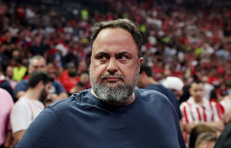 Μαρινάκης: Μηνύει την Κρίσταλ Πάλας – Στα δικαστήρια για το επίμαχο πανό