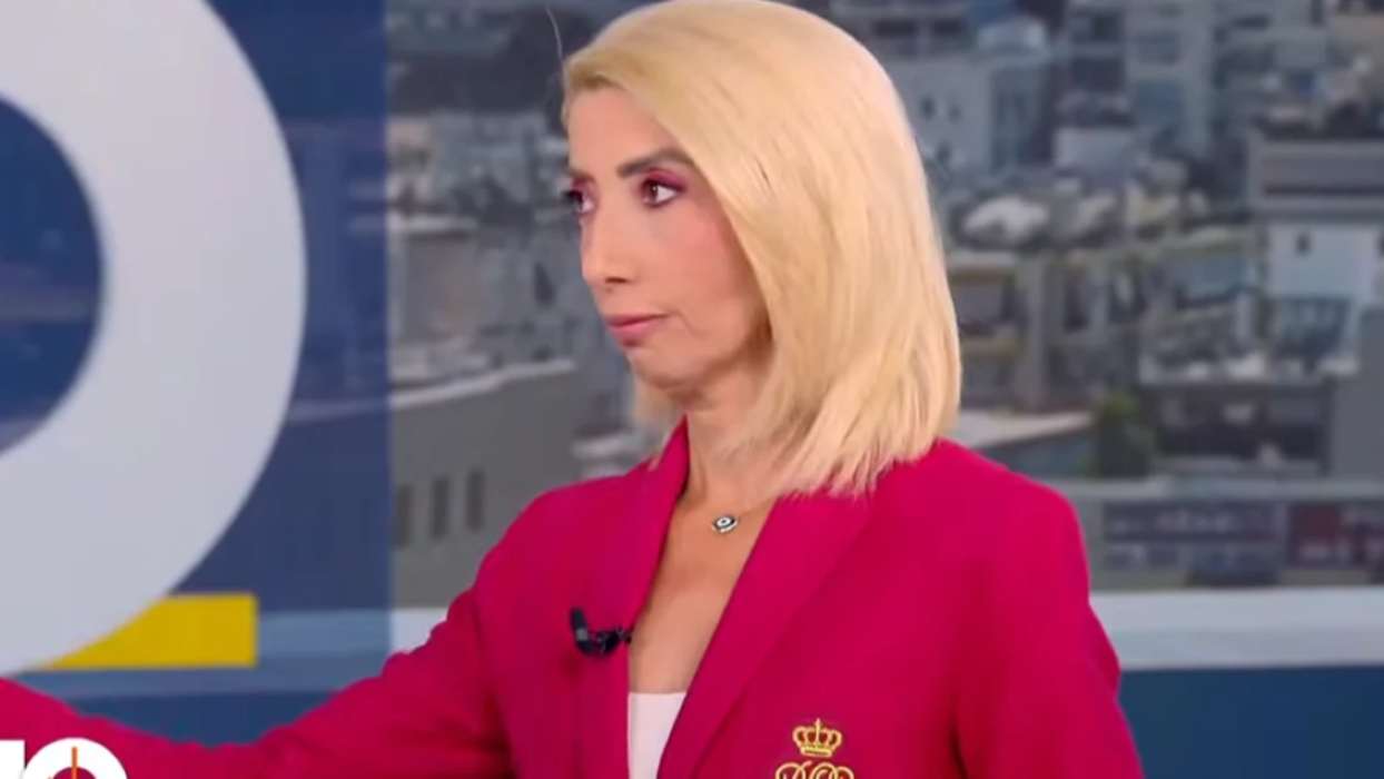 Με τραγούδι της Ιουλίας Καλλιμάνη υποδέχθηκαν τη Μίνα Καραμήτρου στον ΣΚΑΪ [vid]