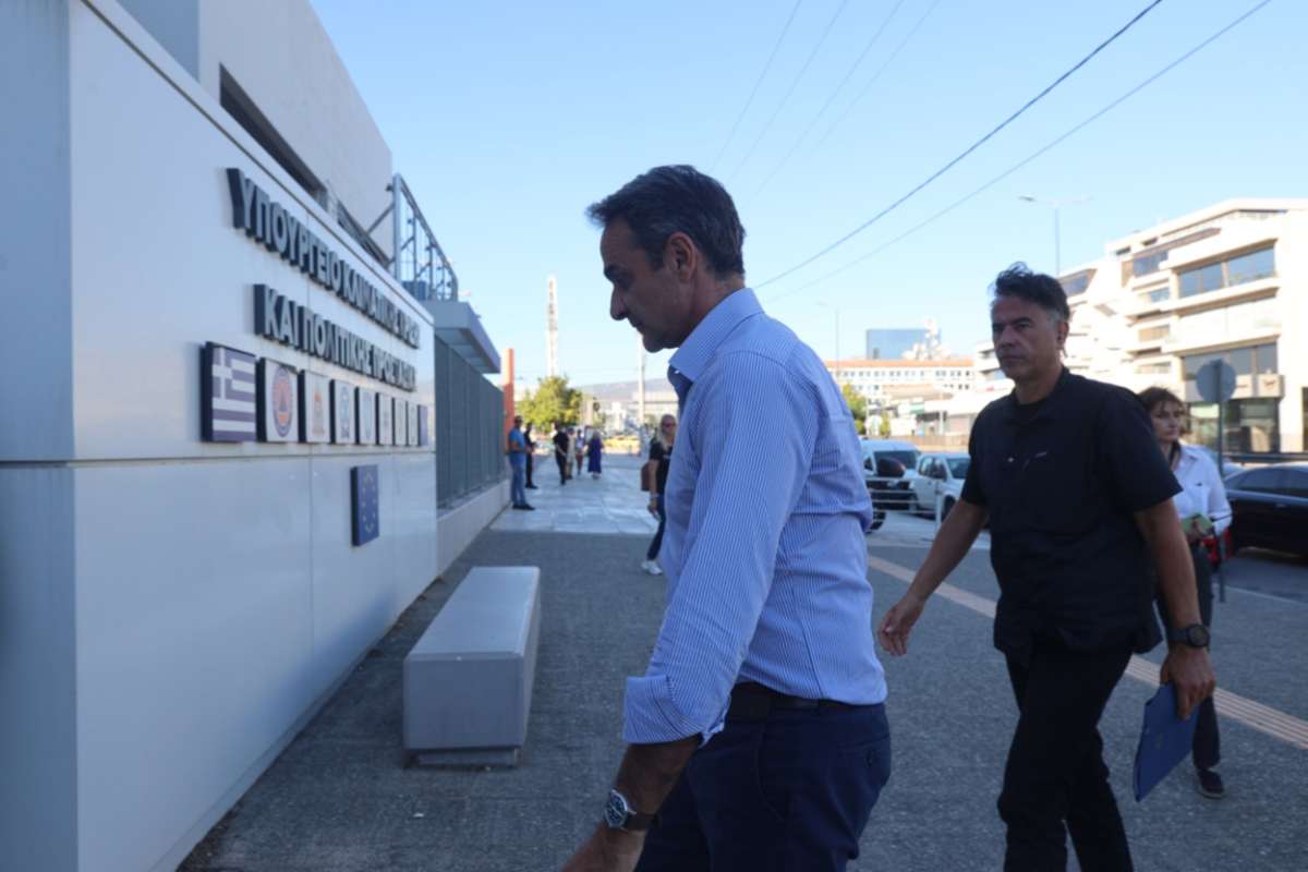 Στο Συντονιστικό της Πολιτικής Προστασίας ο Μητσοτάκης – Ενημερώθηκε για τα πύρινα μέτωπα στη χώρα