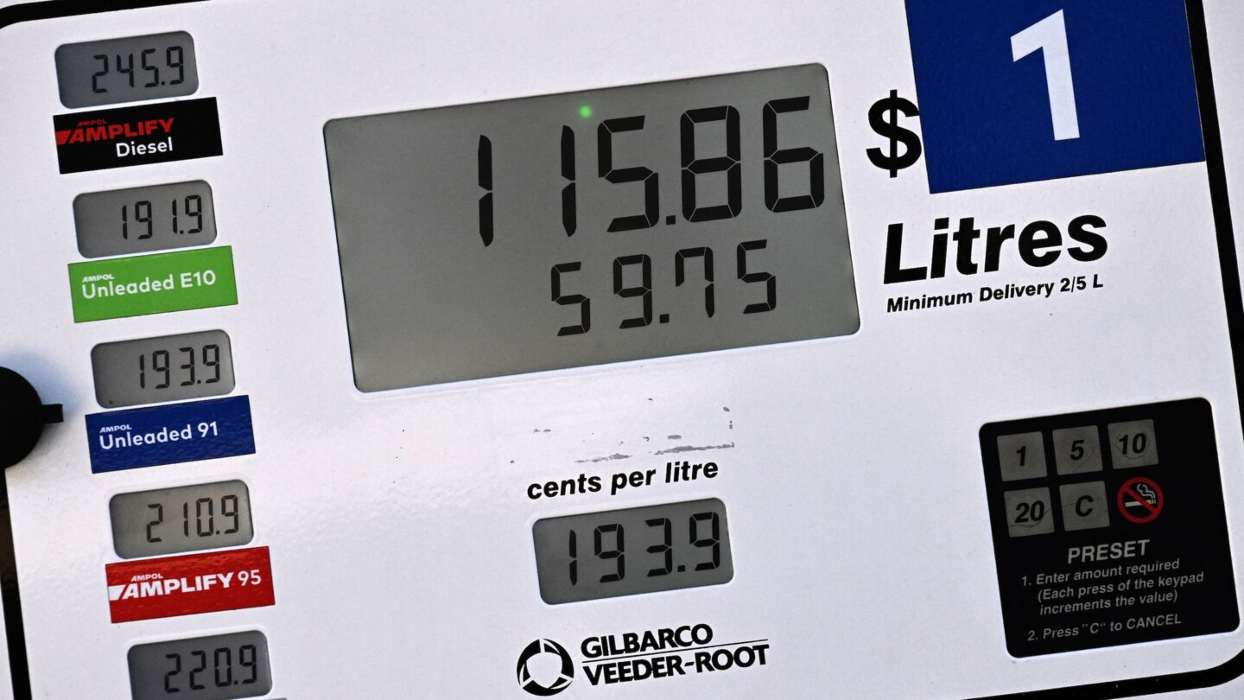 Το πετρέλαιο υποχώρησε 5% μετά την αναδίπλωση Τραμπ για το Ιράν – «Έκλεισε συμφωνία» για το Ορμούζ