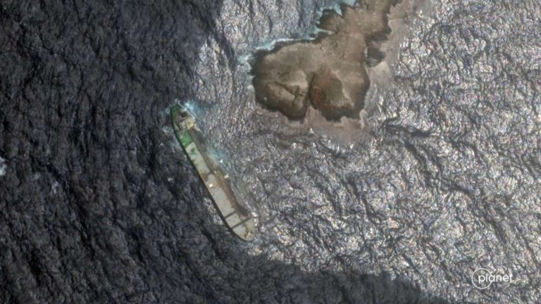 «Σκιώδης στόλος» και μαύρη κηλίδα: Ρωσικό πετρέλαιο απειλεί προστατευμένη θάλασσα του Ομάν