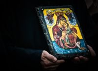 Δεκαπενταύγουστος: Η ευχή που καλό είναι να αποφεύγουμε – Τι λένε θεολόγοι και γλωσσολόγοι