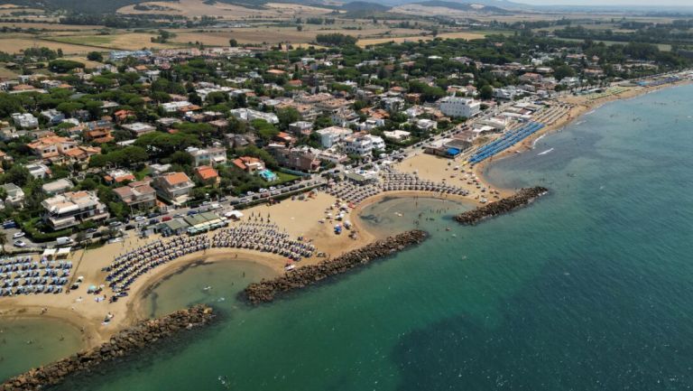 Οι μοναχές του Σποτόρνο δίνουν μάχη για την παραλία τους
