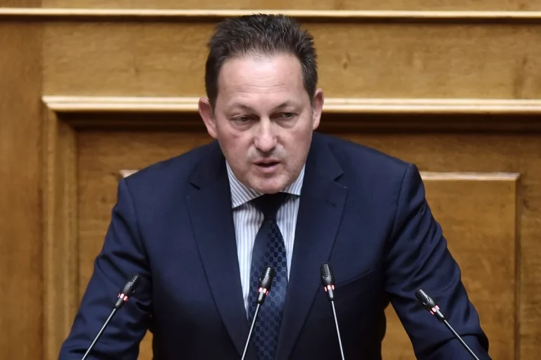 Ο Πέτσας δείχνει «δεξιά» για τη ΝΔ: «Να περιορίσουμε τις διαρροές» – Η ατάκα για Σαμαρά [pics,vid]