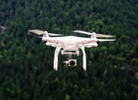 Politico: Η ΕΕ εξετάζει τη χρήση drones για την αντιμετώπιση των παρασίτων στις καλλιέργειες
