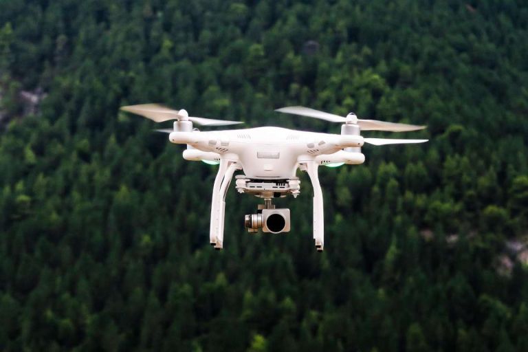 Politico: Η ΕΕ εξετάζει τη χρήση drones για την αντιμετώπιση των παρασίτων στις καλλιέργειες