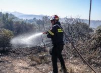 Μητσοτάκης: «Τιμούμε τους ήρωες πυροσβέστες με έργα, όχι με συνθήματα»–Σφοδρή σύγκρουση με την αντιπολίτευση