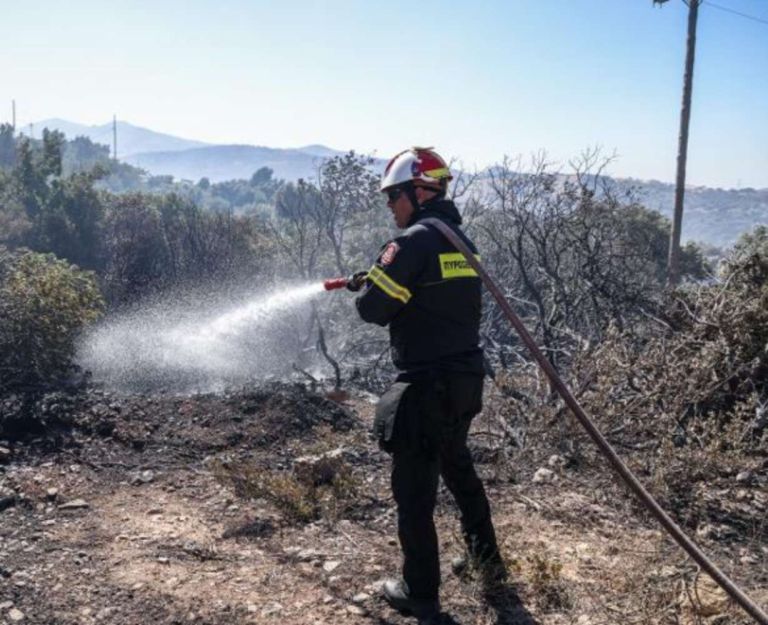 Μητσοτάκης: «Τιμούμε τους ήρωες πυροσβέστες με έργα, όχι με συνθήματα»–Σφοδρή σύγκρουση με την αντιπολίτευση