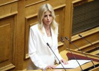 Ράπτη: 500 ευρώ τον μήνα για τις «Νταντάδες» – Νέα ασπίδα για μητέρες και γυναίκες