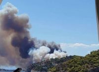 Φωτιά στη Σαλαμίνα: Δύο πυρκαγιές σε Περιστέρια και Σελήνια – Μήνυμα 112 για εκκένωση