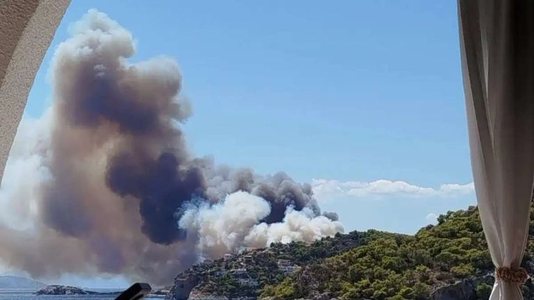 Φωτιά στη Σαλαμίνα: Δύο πυρκαγιές σε Περιστέρια και Σελήνια – Μήνυμα 112 για εκκένωση