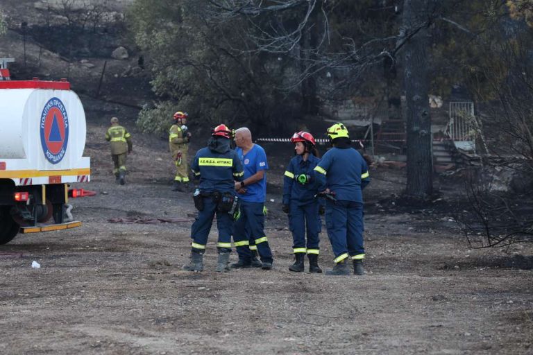 Σαλαμίνα: Δύο νεκροί και 10 τραυματίες από τις πυρκαγιές – Ολοκληρώθηκε ο απεγκλωβισμός 593 ανθρώπων