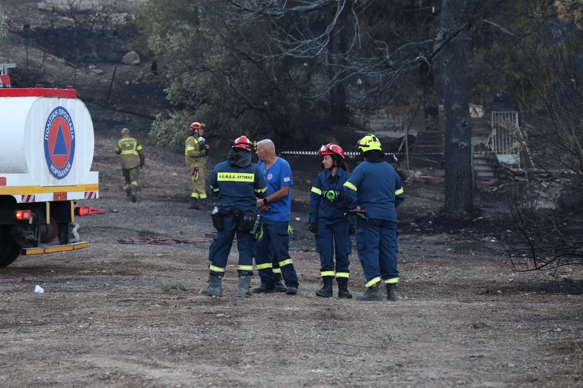 Σαλαμίνα: Δύο νεκροί και 10 τραυματίες από τις πυρκαγιές – Ολοκληρώθηκε ο απεγκλωβισμός 593 ανθρώπων