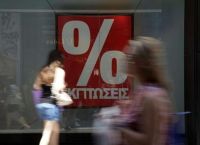 Θερινές εκπτώσεις χωρίς… καλοκαίρι στο ταμείο: Βουτιά έως 20% για τους μικρούς, κερδίζουν οι αλυσίδες