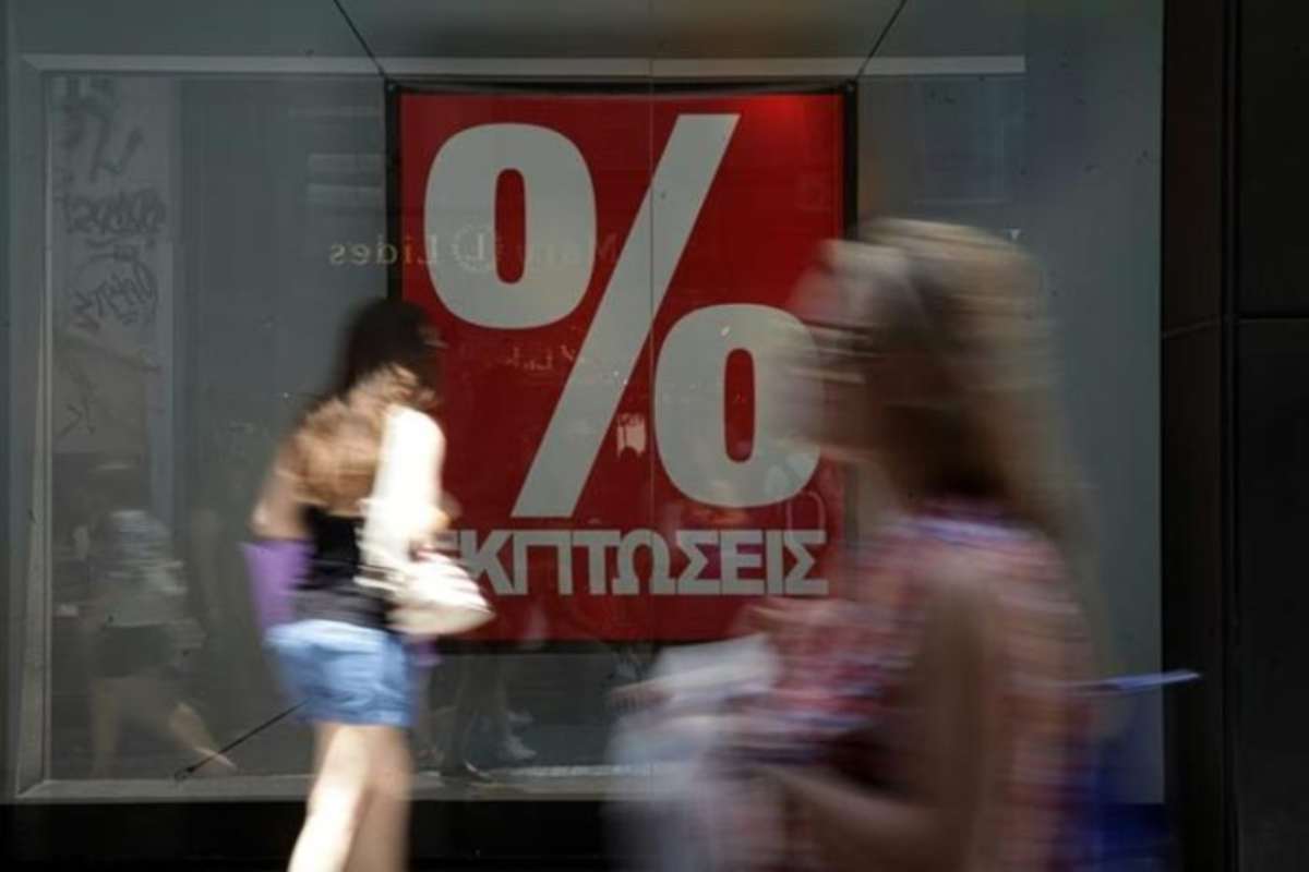 Θερινές εκπτώσεις χωρίς… καλοκαίρι στο ταμείο: Βουτιά έως 20% για τους μικρούς, κερδίζουν οι αλυσίδες