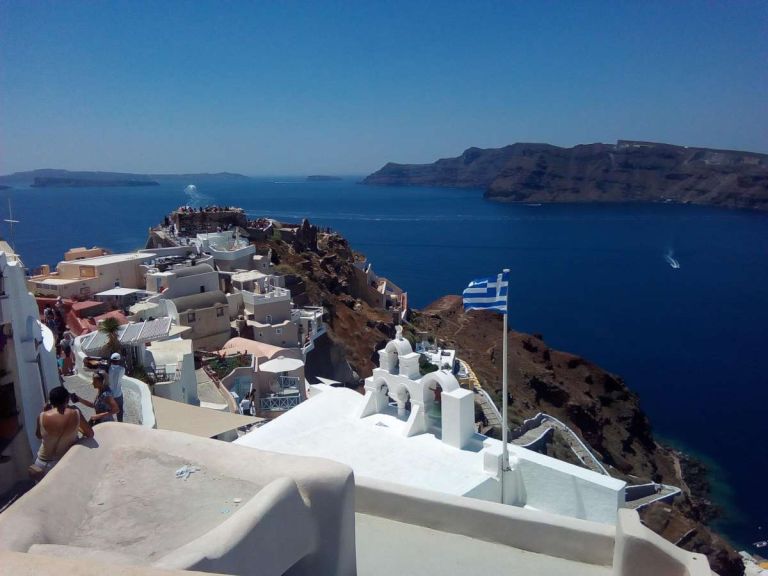 Μύκονος και Σαντορίνη: Οι ξένοι που στηρίζουν τη φετινή κίνηση