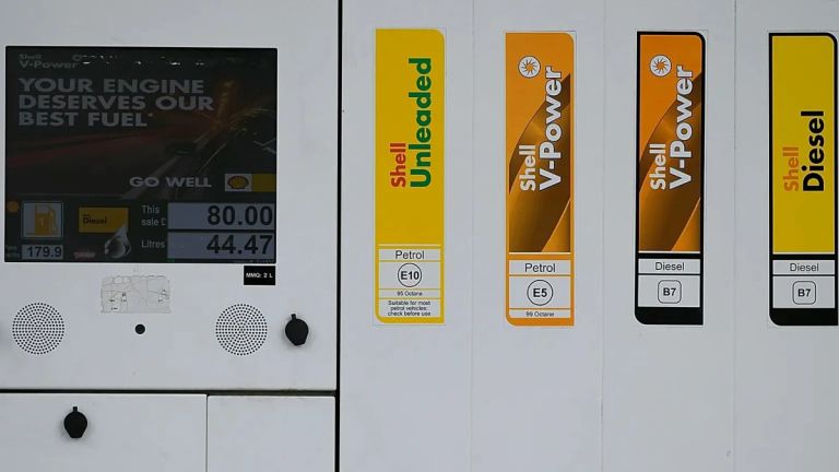Έξι χώρες της ΕΕ πιέζουν για φόρο στα υπερκέρδη πετρελαϊκών