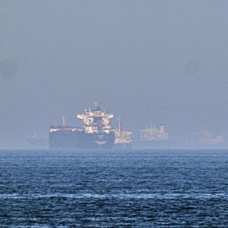Ποιος ελέγχει πραγματικά τα Στενά Ορμούζ;Τα πλοία «σβήνουν» από τους χάρτες και φοβούνται περισσότερο το Ιράν