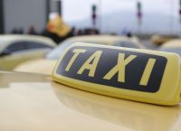 Ταξί: Σε ισχύ οι νέες χρεώσεις – Πόσο κοστίζουν πλέον αεροδρόμια και αναμονή