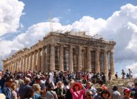 Τουρισμός δύο ταχυτήτων: +6,9% οι επισκέπτες, μόλις +1,2% τα έσοδα – Ποιοι ξοδεύουν λιγότερα