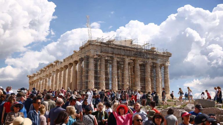 Τουρισμός δύο ταχυτήτων: +6,9% οι επισκέπτες, μόλις +1,2% τα έσοδα – Ποιοι ξοδεύουν λιγότερα