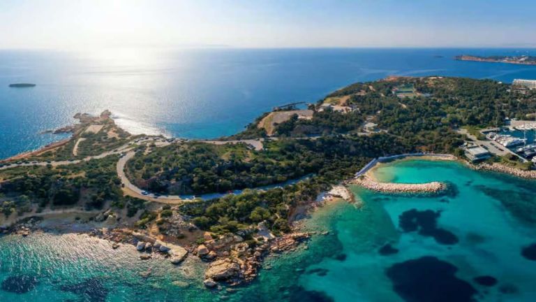 Τουρισμός: «Απόβαση» 13,5 εκατ. ξένων και €8,8 δισ. στα ταμεία – Το καμπανάκι πίσω από το νέο ρεκόρ