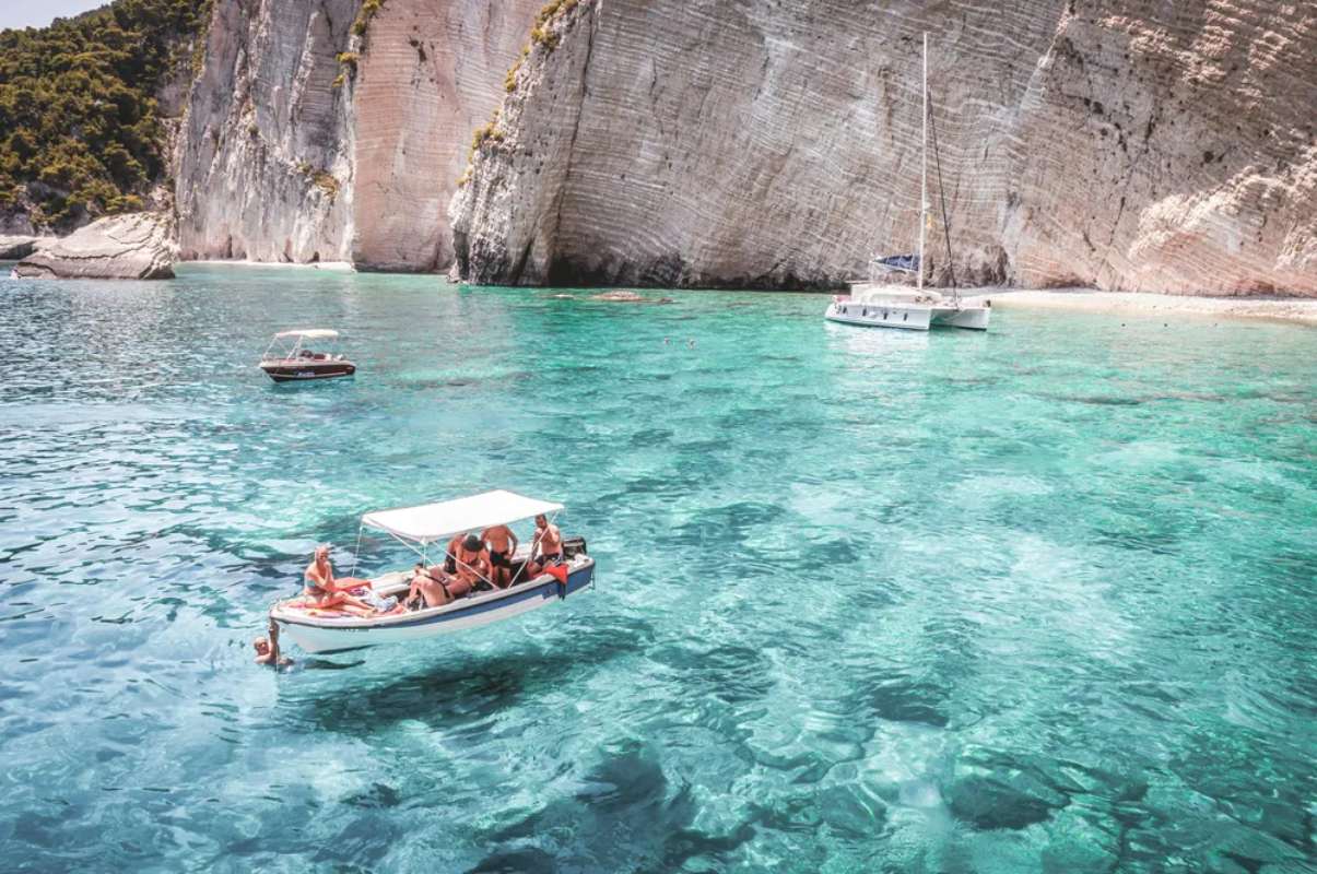 Η Τουρκία δεν είναι πια «φθηνή»: Οι τουρίστες αλλάζουν χάρτη – Και οι Τούρκοι περνούν στην Ελλάδα