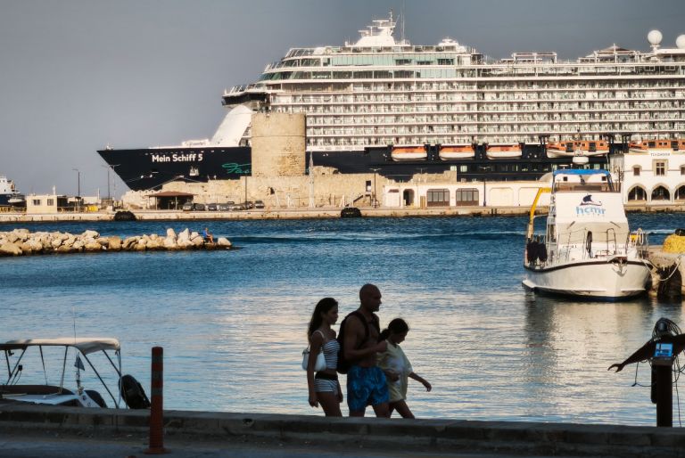 Περισσότεροι τουρίστες στην Ελλάδα, αλλά με μικρότερη δαπάνη