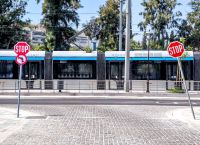 Αιματηρή επίθεση μέσα στο τραμ στη Βούλα: Άνδρας τραυμάτισε επιβάτη με σπασμένο μπουκάλι