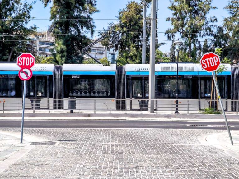 Αιματηρή επίθεση μέσα στο τραμ στη Βούλα: Άνδρας τραυμάτισε επιβάτη με σπασμένο μπουκάλι