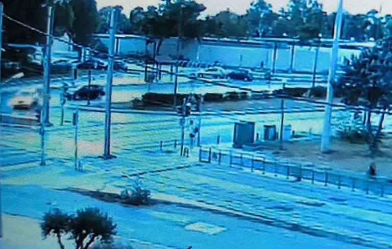 Τροχαίο στη Βούλα: Σοκαριστικό βίντεο από τη σύγκρουση ταξί με μηχανή – Σε κρίσιμη κατάσταση ο οδηγός [vid]