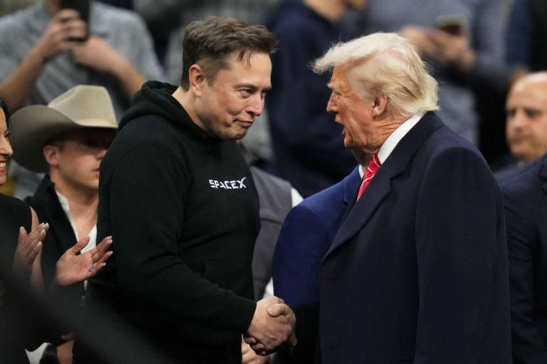 Τραμπ: Αγόρασε μετοχές της SpaceX του Έλον Μασκ