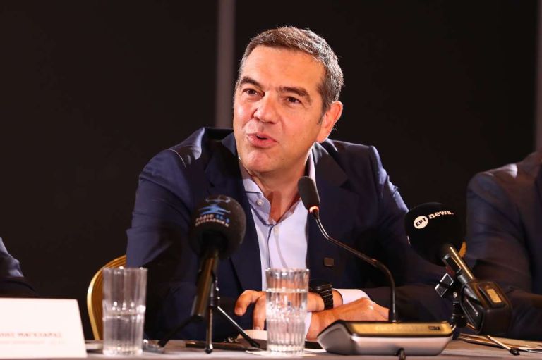 Ο Τσίπρας «καρφώνει» Μητσοτάκη από Θεσσαλονίκη: «Είδαμε τι έπαθε με τον Κωνσταντέλια»