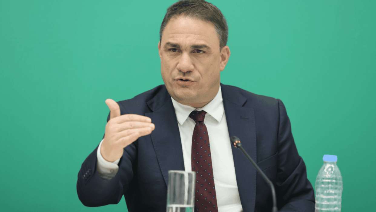 ΠΑΣΟΚ κατά Μαρινάκη: «Λεηλάτησαν τους επαγγελματίες και τώρα τους μοιράζουν καθρεφτάκια»