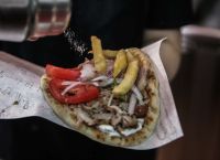 Ακρίβεια στο σουβλάκι: Στα 5,3 ευρώ έφτασε το τυλιχτό