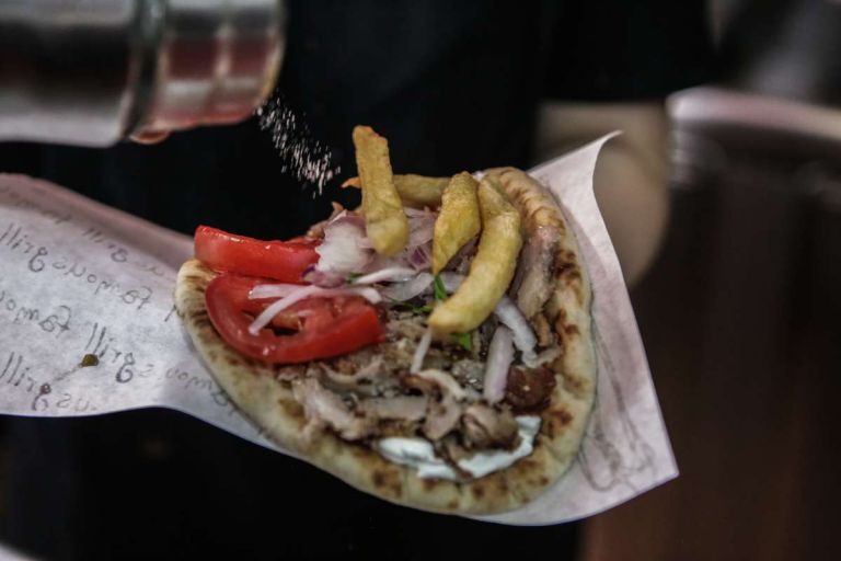 Ακρίβεια στο σουβλάκι: Στα 5,3 ευρώ έφτασε το τυλιχτό