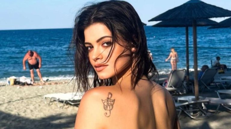Με άκρως καλοκαιρινή διάθεση η Τζένη Καζάκου – Οι νέες φωτογραφίες από την παραλία [pics]