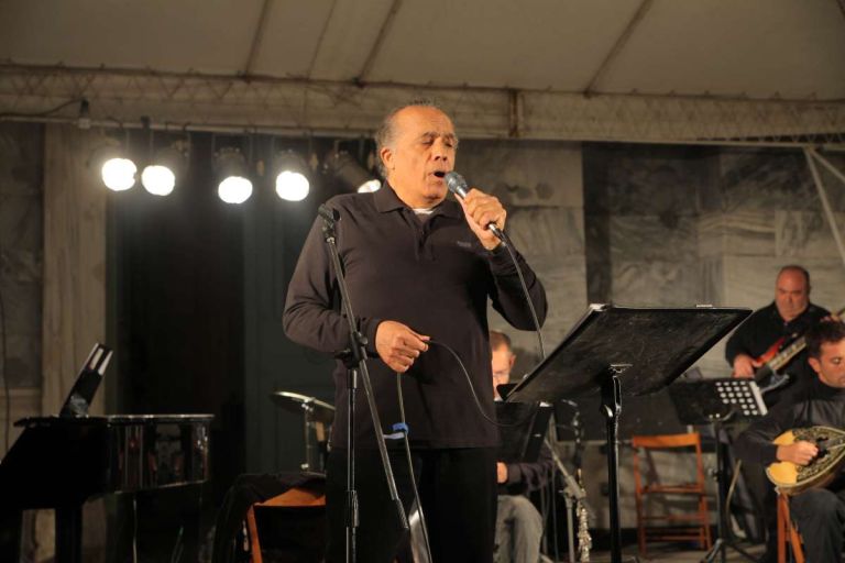 “Εφυγε” ο σπουδαίος τραγουδιστής Λάκης Χαλκιάς [vid,pics]
