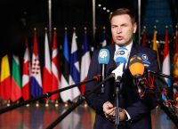 Παραίτηση Πέβκουρ για σκάνδαλο προμήθειας 70 εκατ. ευρώ
