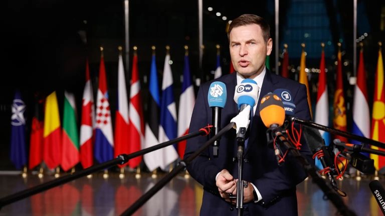 Παραίτηση Πέβκουρ για σκάνδαλο προμήθειας 70 εκατ. ευρώ