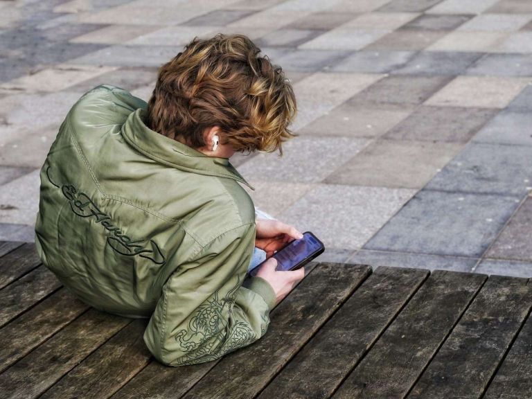 ChatGPT for Teens: Η OpenAI βάζει «φρένο» σε έτοιμες απαντήσεις και συναισθηματικούς δεσμούς